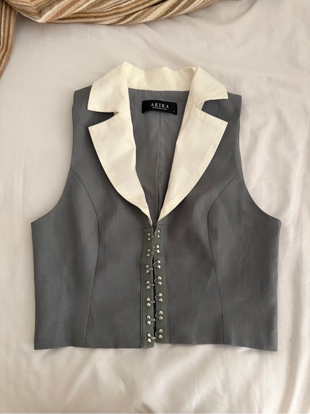 AKIRA Gray and White Hook-Front Cropped Vest